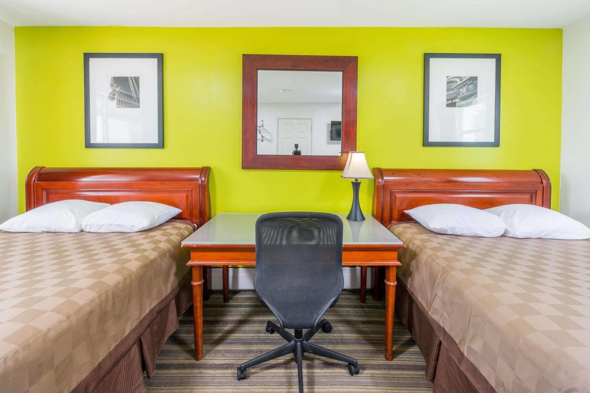 Rodeway Inn Pittsfield Екстериор снимка