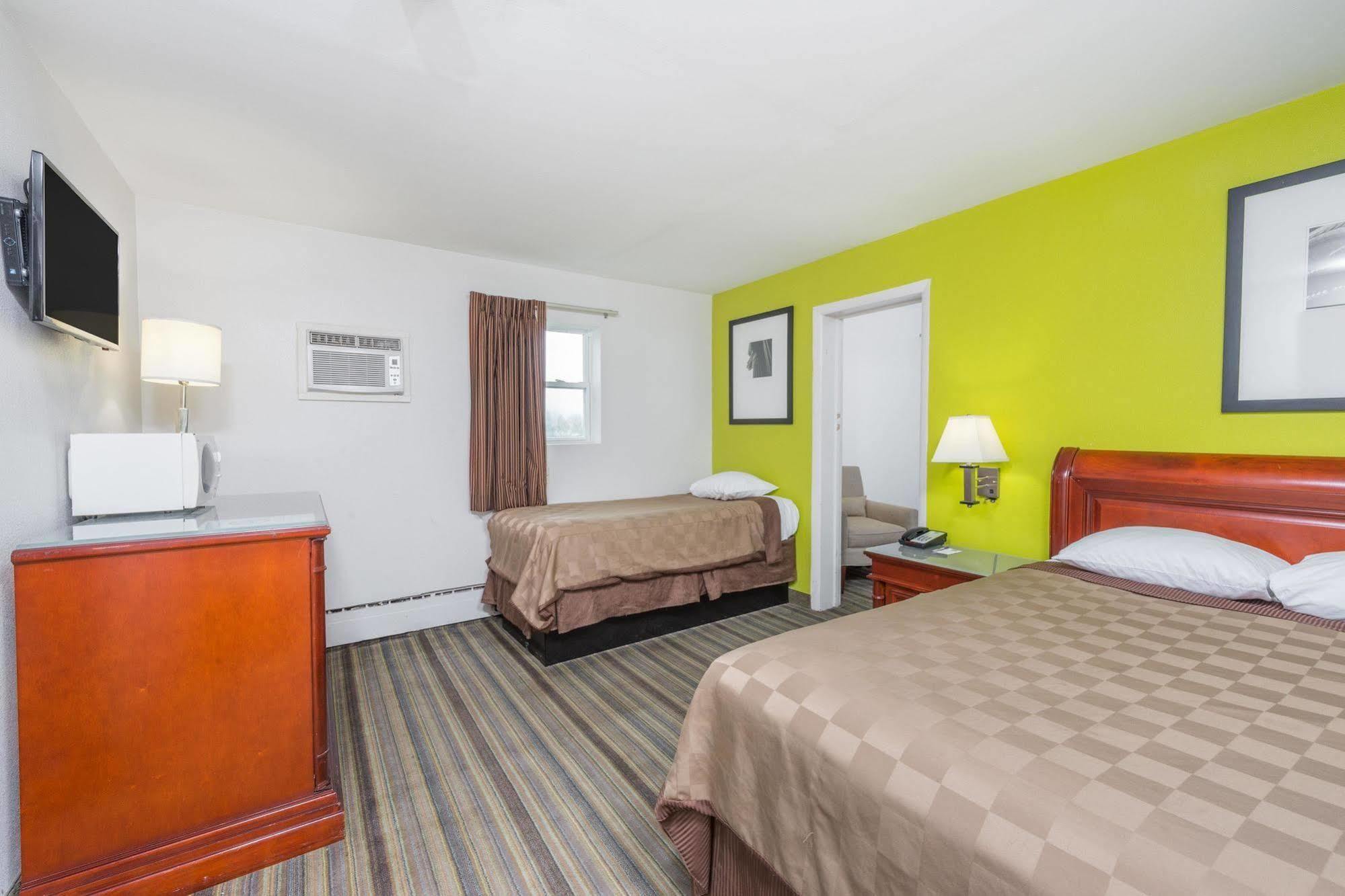 Rodeway Inn Pittsfield Екстериор снимка